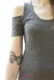 Дівчина руку на чорний сірий точки шип прості лінії маленькі тварини татуювання метелик