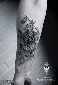 modello di tatuaggio samurai coniglio sul polpaccio