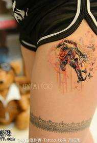 Vesiväri hevonen tatuointi malli reiteen