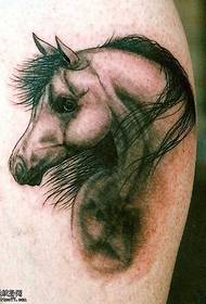 पैरों पर सुंदर घोड़े के सिर का टैटू पैटर्न