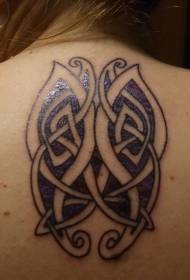Hermosa tatuaxe de bolboreta celta púrpura na parte traseira