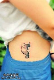 Patrón de tatuaxe de raposo en cintura