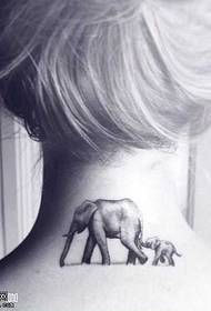 Modello tatuaggio collo elefante