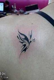 Tattoo e bukur e fluturave mbi supe