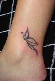 Caviglie di ragazze su linee nere, letterarie, piccole immagini di tatuaggi di farfalle fresche