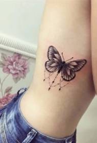 Swartgrys vlinder: 'n Stel kreatiewe donkergrys vlinder-tatoeëring werk