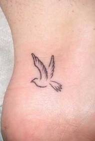 modello piccolo tatuaggio rondine fresco piede