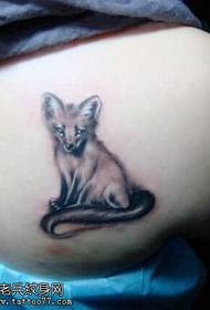 Derék fekete róka tetoválás minta