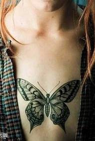 Tattoo mønster i brystet