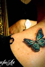 Ang sumbanan sa tattoo sa likod nga butterfly
