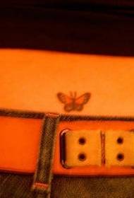 Piccolo modello di tatuaggio a farfalla dopo la colonna vertebrale