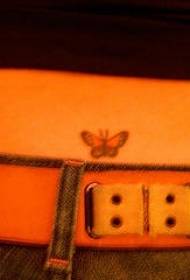 Piccolo modello di tatuaggio a farfalla dopo la colonna vertebrale