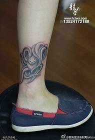 Reālistisks deviņu astīšu lapsu tetovējums uz potītes