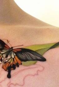 Clavicle tauriņš ar zaļu lapu tetovējuma modeli