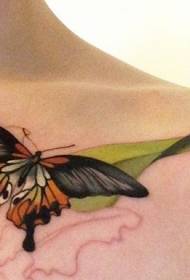 Clavicula farfalla cù mudellu di tatuaggi di foglie verdi
