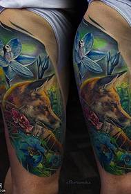 padrão de tatuagem de cachorro em aquarela de coxa