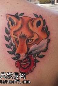 Shoulder rengê kulîlkek foxa rengê tattooê