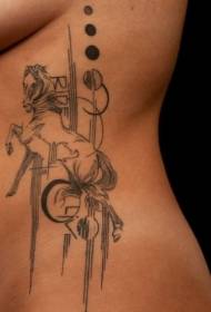 Sānu ribu melnas līnijas zirga tetovējums