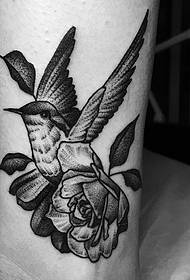 Modello tatuaggio uccello rosa