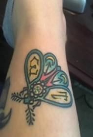 Le bras de la fille peint une esquisse à l'aquarelle frottez créative belle image de tatouage de papillon