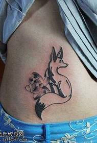 Motivo tatuaggio piccola volpe con pancia carina