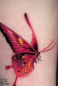 Шарена тетоважа во форма на пеперутка