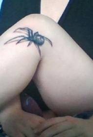filles sur le veau noir gris point épine simple ligne petit animal araignée photo de tatouage