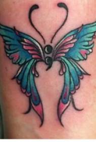 O braço da menina pintou em aquarela desenho borboleta literária criativa imagem de tatuagem de cólon