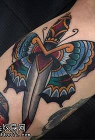 Tetovaný motýľ tetovanie vzor na nohe