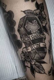 Малку црн ковчег зајаче и шема на тетоважи со букви