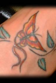 Patrón de tatuaje de mariposa dorada y hojas en el empeine