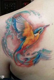 Padrão de tatuagem de pássaro nas costas