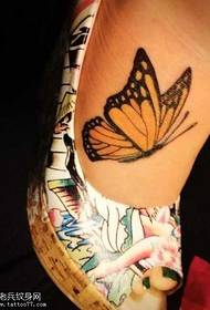 Szép látszó pillangó tetoválás a lábán