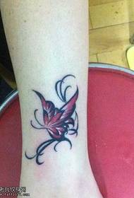 Vzorec tatoo rdečega metulja na nogah