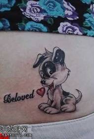 derék aranyos kiskutya és a piros szív tetoválás minta
