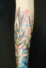 Las imágenes de tatuajes de ciervos de colores son particularmente atractivas