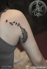 spalla tatuaggio rondine piuma