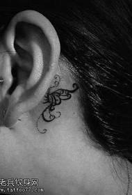 Uzorak totem leptir tetovaža uha