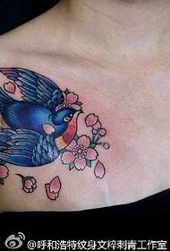 modello tatuaggio spalla rondine blu