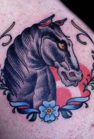 Strano modello di tatuaggio di cavallo e fiore nero