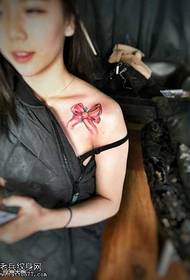 Vzorec tetovaže prsnega metulja