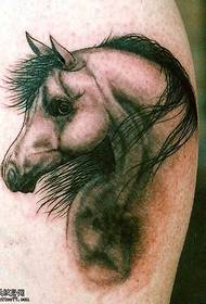 Zgodan uzorak tetovaže glave na konjima