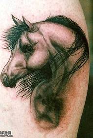 Tattoodị njikwa mara mma nke nwere ụkwụ n'ụkwụ