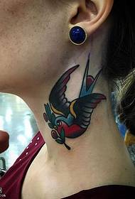 disegno del tatuaggio sul collo ingoio superiore