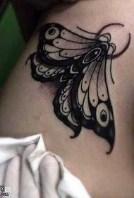 가슴 나비 문신 패턴