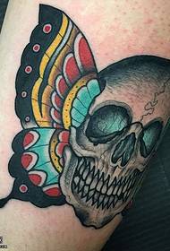 Patrón de tatuaxe de calavera de bolboreta da coxa