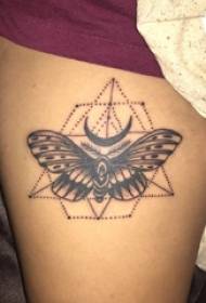 Cosce di scolaretta su punto nero tatuaggio linea geometrica punto piccolo animale farfalla tatuaggio immagine