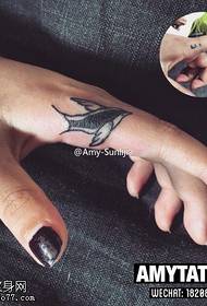 sormi musta ja harmaa pieni Swallow-tatuointikuvio