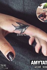 piccolo tatuaggio nero e grigio con rondine