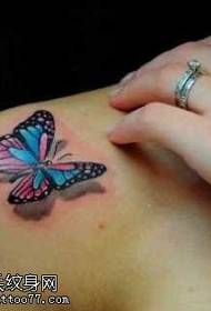 Patrón de tatuaje de mariposa realista de hombro